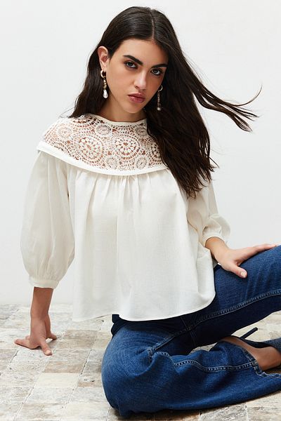 Trendyol Collection Ecru krajka detailně tkaná halenka z mušelínu TWOSS24BZ00352