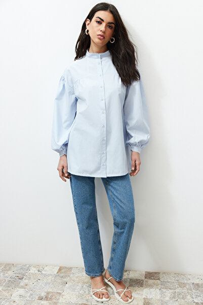 Trendyol Modest Světle modrá volánková bavlněná základní tkaná košile TCTSS24TG00055