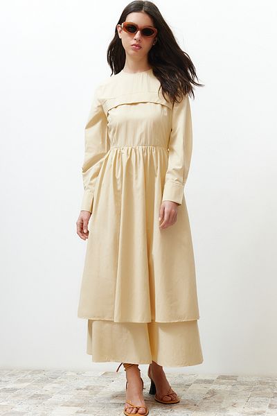 Trendyol Modest Beigefarbenes Kleid mit schlichtem Webmuster vorne und detailliertem Muster TCTSS24EB00144