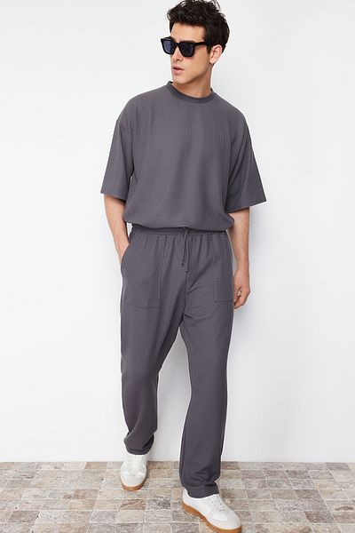 Trendyol Collection Weit geschnittene, anthrazitfarbene, strukturierte Jogginghose – beschriftet, Übergröße TMNSS24EA00005