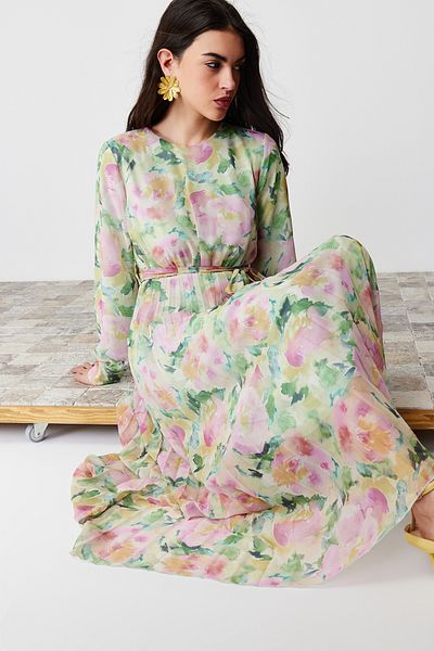 Trendyol Modest Hellgrünes Kleid aus gewebtem Chiffon mit Blumenmuster und gefüttertem, plissiertem Saum TCTSS24EB00151
