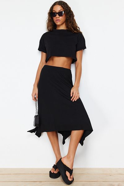 Trendyol Collection Spódnica dzianinowa midi asymetryczna z wysokim stanem - czarna falbana elastyczna TWOAW20ET0440