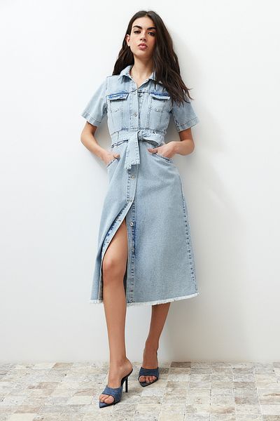 Trendyol Collection Modré maxi džínové šaty se střapcem a páskem TWOSS24EL00377