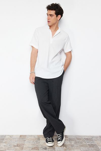 Trendyol Collection Ecru pletená košile – Regular Fit, poloviční léga, pohodlná TMNSS24GO00036