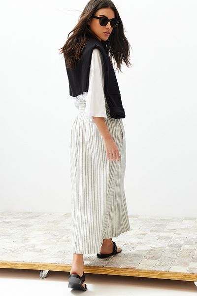 Trendyol Modest Ecru pruhovaná plátěná sukně s detailem kapsy TCTSS24EE00007