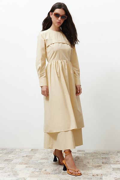 Trendyol Modest Beigefarbenes Kleid mit schlichtem Webmuster vorne und detailliertem Muster TCTSS24EB00144