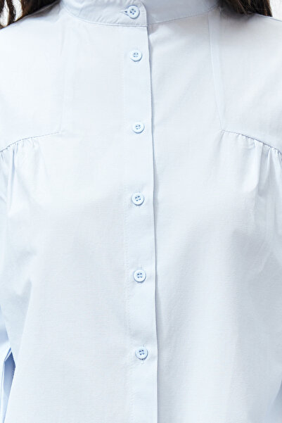 Trendyol Modest Světle modrá volánková bavlněná základní tkaná košile TCTSS24TG00055