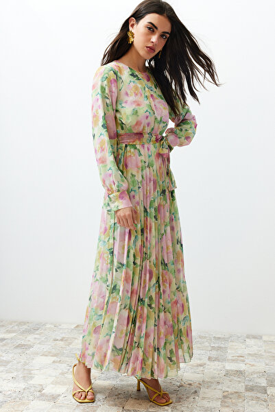 Trendyol Modest Světle zelená květinová vlečka Detailně lemované plisované šifonové tkané šaty TCTSS24EB00151