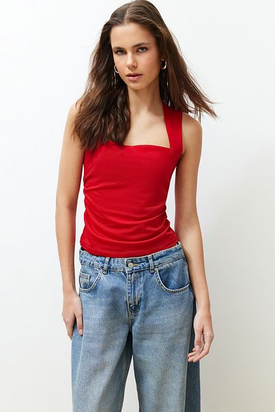 Trendyol Collection Rote, schlichte Strickbluse mit quadratischem Ausschnitt und Hosenträgern, geschmeidige Strickbluse TWOSS24BZ00400