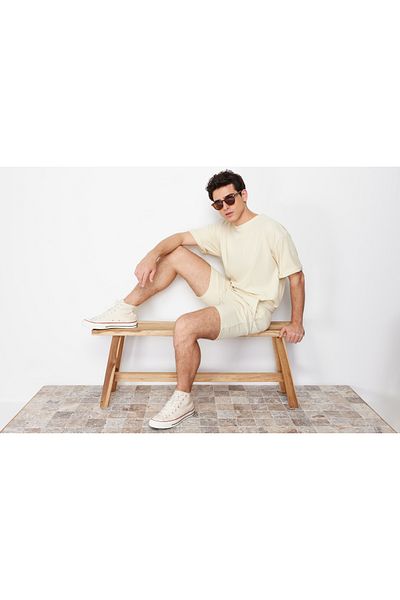 Trendyol Collection Ecrufarbenes Premium-Übergrößen-T-Shirt mit Ottoman-Struktur – Rundhalsausschnitt, kurze Ärmel – TMNSS23TS00081