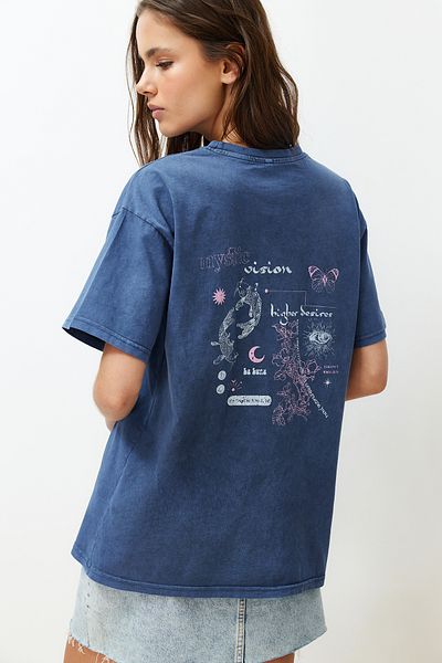 Trendyol Collection Indigo 100% bavlna Vybledlý efekt Zadní potisk Boyfriend Crew Neck Pletené tričko TWOSS23TS00109