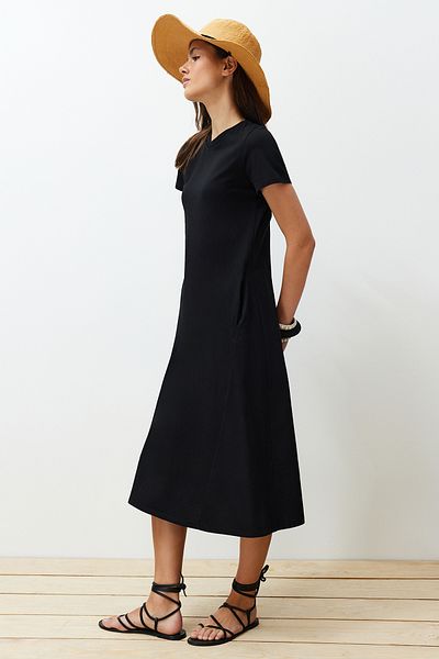 Trendyol Collection Schwarzes Premium-Strick-Midikleid in A-Linie mit Rundhalsausschnitt und Taschen TWOSS24EL00169