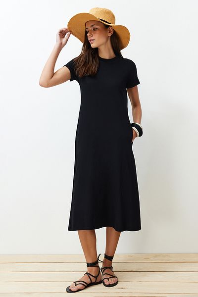 Trendyol Collection Schwarzes Premium-Strick-Midikleid in A-Linie mit Rundhalsausschnitt und Taschen TWOSS24EL00169