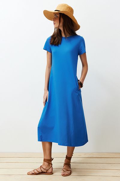 Trendyol Collection Saks Premium Strick-Midikleid in A-Linie mit Rundhalsausschnitt und Taschen TWOSS24EL00169
