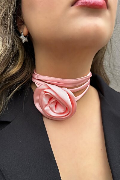 TAKIŞTIR Pembe Renk Gül Detaylı Choker Kolye