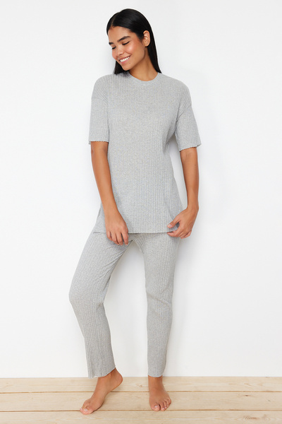 Trendyol Collection Šedá žebrovaná pletená souprava na spaní s detailem rozparku THMSS24PT00178