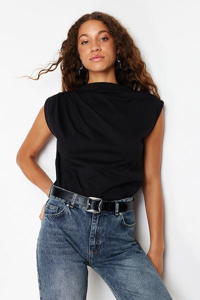 Trendyol Collection Schwarzes, gerafftes Strick-T-Shirt mit U-Boot-Ausschnitt und Nullärmeln TWOSS24TS00051