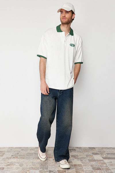 Trendyol Collection Besticktes, ecrufarbenes Oversize-T-Shirt mit Polokragen, geknöpft, Frotteestoff TMNSS24PO00000