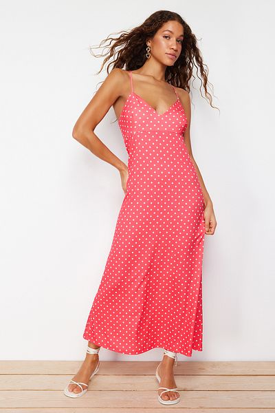 Trendyol Collection Еластична максі-сукня в горошок червоного кольору з регульованими бретелями А-силуету TWOSS24EL00582