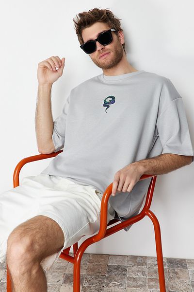 Trendyol Collection Graues, besticktes Oversize-T-Shirt mit Schlangenmuster – TMNSS24TS00018