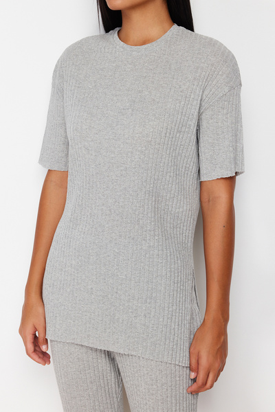 Trendyol Collection Šedá žebrovaná pletená souprava na spaní s detailem rozparku THMSS24PT00178