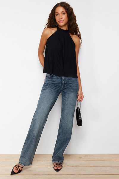 Trendyol Collection Schwarze plissierte Neckholder-Bluse aus Stretch-Strick mit normaler/normaler Passform TWOSS24BZ00365