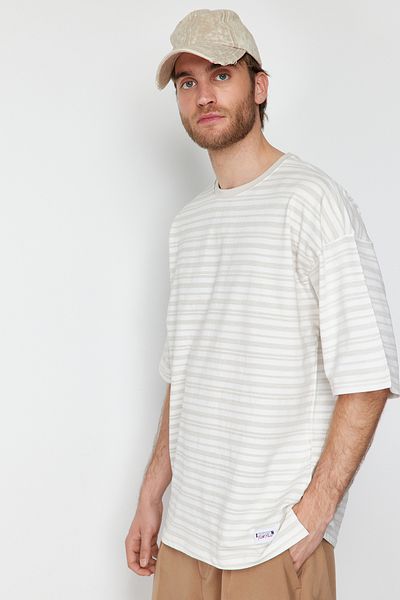 Trendyol Collection Εκρού ριγέ υπερμεγέθη κοντομάνικο T-shirt με υφή - TMNSS24TS00161