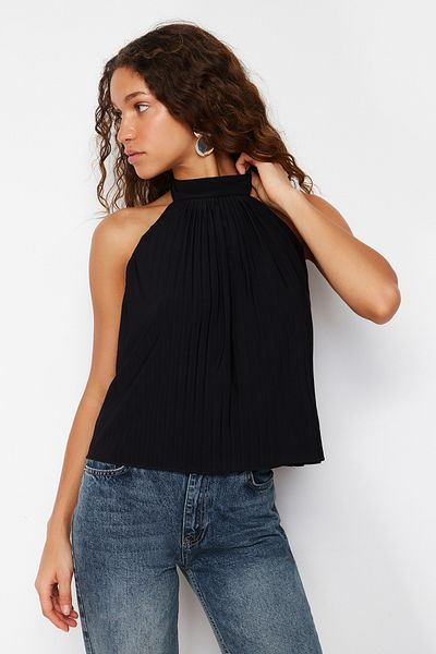 Trendyol Collection Schwarze plissierte Neckholder-Bluse aus Stretch-Strick mit normaler/normaler Passform TWOSS24BZ00365