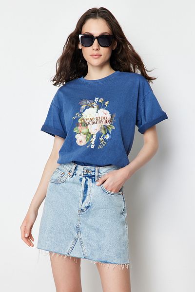 Trendyol Collection Pletené tričko Indigo Boyfriend – 100% bavlna, potisk a bledý efekt TWOSS23TS00281