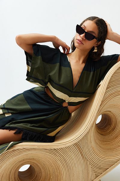 Trendyol Collection Ριγέ Φαρδιά Εφαρμογή Midi υφαντό κόψιμο/παράθυρο 100% βαμβακερό φόρεμα παραλίας TBESS24EL00032