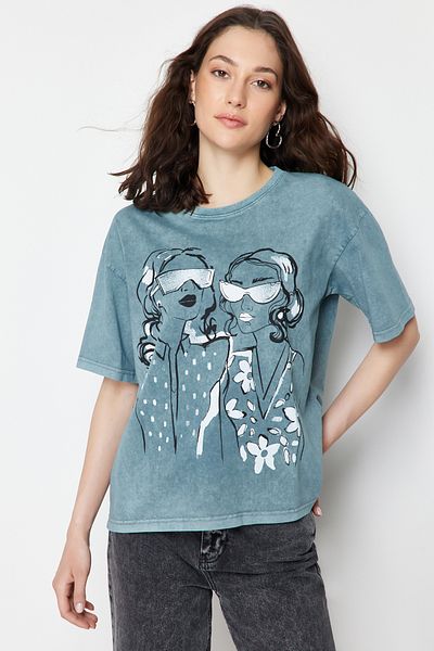 Trendyol Collection Šedý potisk Uvolněný/pohodlný střih Crew Krk Prané Pletené tričko TWOSS24TS00111