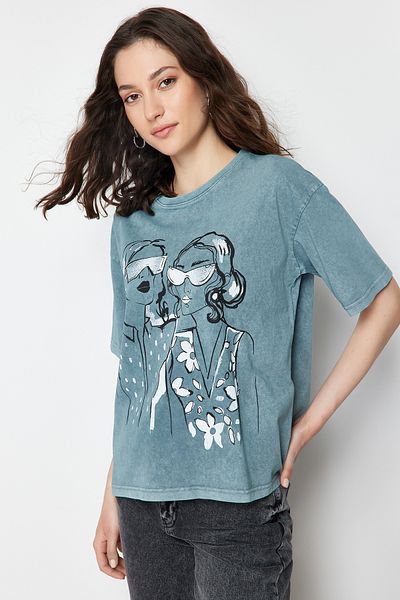Trendyol Collection Šedý potisk Uvolněný/pohodlný střih Crew Krk Prané Pletené tričko TWOSS24TS00111