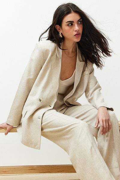 Trendyol Collection Beigefarbener Blazer aus Baumwoll-Leinengewebe mit zweireihigem Verschluss TWOSS24BC00018