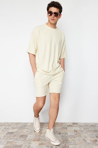Trendyol Collection Ecrufarbene, mittellange, strukturierte, knitterfreie Shorts – Normale Schnittform TMNSS23SR00039