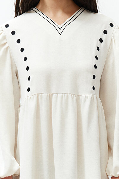 Trendyol Modest Detailní tkané šaty s výstřihem do V Ecru TCTSS24EB00139