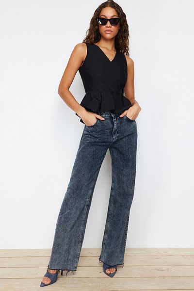 Trendyol Collection Schwarze Volant-Webbluse mit V-Ausschnitt TWOSS19XB0065
