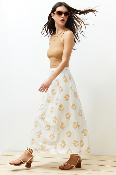 Trendyol Collection Ekrü virágmintás A-vonalú Midi hosszúságú szőtt vászon szoknya TWOSS24ET00105