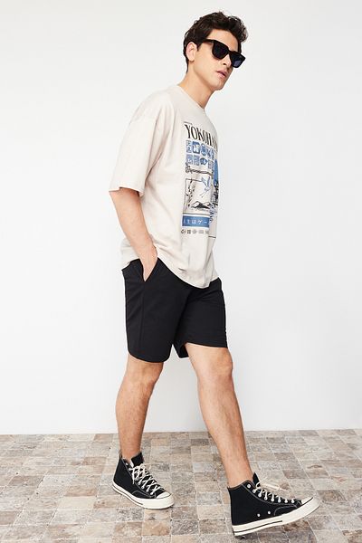 Trendyol Collection Schwarze, normal geschnittene Baumwollshorts mit Etikettenapplikation TMNSS23SR00079