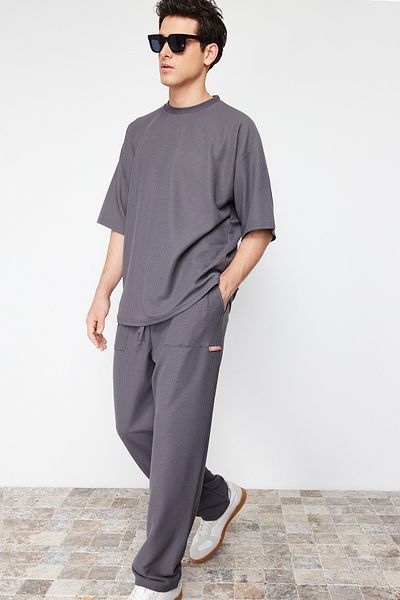 Trendyol Collection Weit geschnittene, anthrazitfarbene, strukturierte Jogginghose – beschriftet, Übergröße TMNSS24EA00005