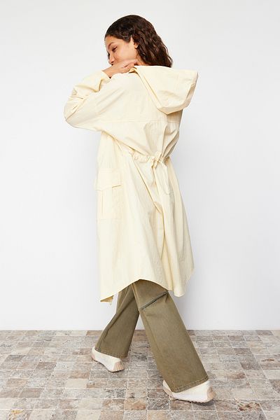 Kolekcia Trendyol Svetložltý dlhý pršiplášť - Oversize s kapucňou, vodoodpudivý TWOAW24MO00256