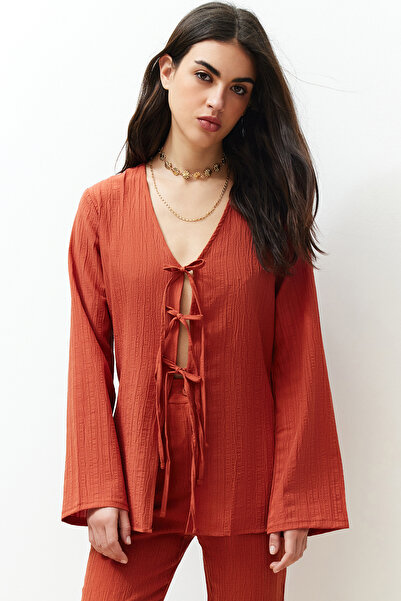 Trendyol Collection Μπροστινή γραβάτα με πλακάκι Μπλούζα υφασμένη με υφή TWOSS24BZ00331