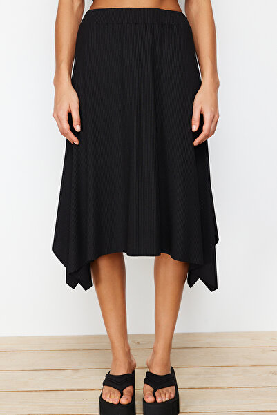 Trendyol Collection Černá poskakovaná asymetrická střední strečová pletená sukně s vysokým pasem TWOAW20ET0440
