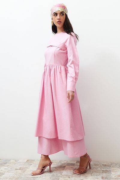 Trendyol Modest Rosa Kleid mit schlichtem Webmuster und detaillierter Vorderseite TCTSS24EB00144