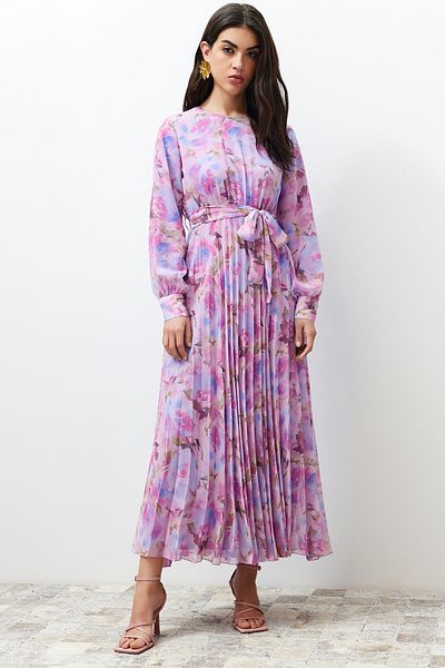 Trendyol Modest Gewebtes Kleid aus plissiertem Chiffon mit rosafarbener Blumenschärpe und gefüttertem Detail TCTSS24EB00151