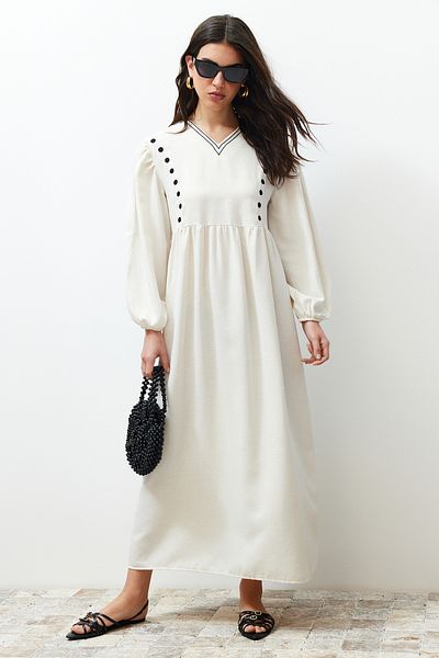 Trendyol Modest Φόρεμα εκρού με λαιμόκοψη με λεπτομέρεια από υφασμένο λινό look TCTSS24EB00139