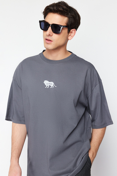 Trendyol Collection Oversize antracitové bavlněné tričko se zvířecím potiskem - TMNSS24TS00039