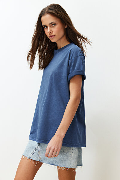Trendyol Collection Indigo 100% silná bavlna s efektem vyblednutí na zádech, pletené tričko Boyfriend s potiskem TWOSS23TS00109