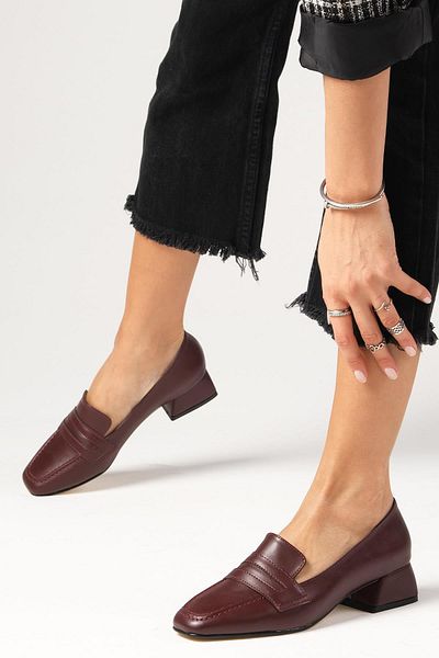 Mio Gusto Cecille Burgunderfarbene Damenschuhe mit stumpfer Zehenpartie und kurzem Absatz