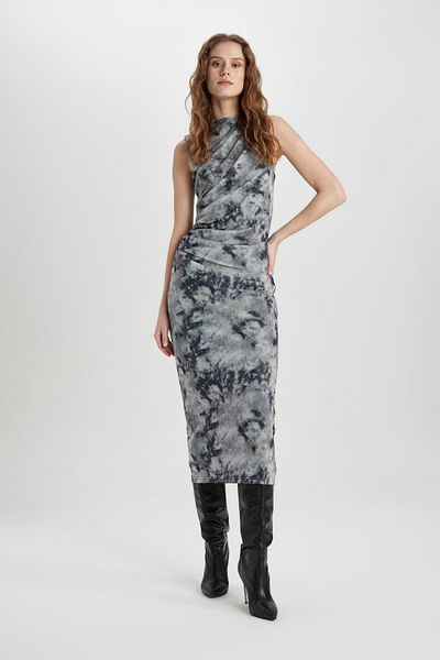 DeFacto Ärmelloses, figurbetontes Midikleid mit Rundhalsausschnitt und Batikmuster – C5076ax24sp