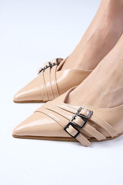 Mio Gusto Shirley Nudefarbene Lackleder-Schuhe mit spitzer Zehenpartie und Schnallenzubehör